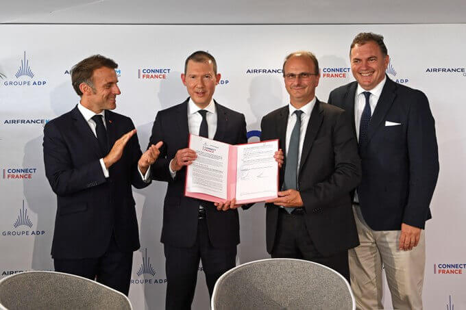 Signing of the Connect France partnership with, from left to right, President Emmanuel Macron, Ben Smith, CEO of Air France-KLM, Philippe Pascal, CEO of Groupe ADP, and Philippe Tabarot, Minister of Transport (©Groupe ADP)