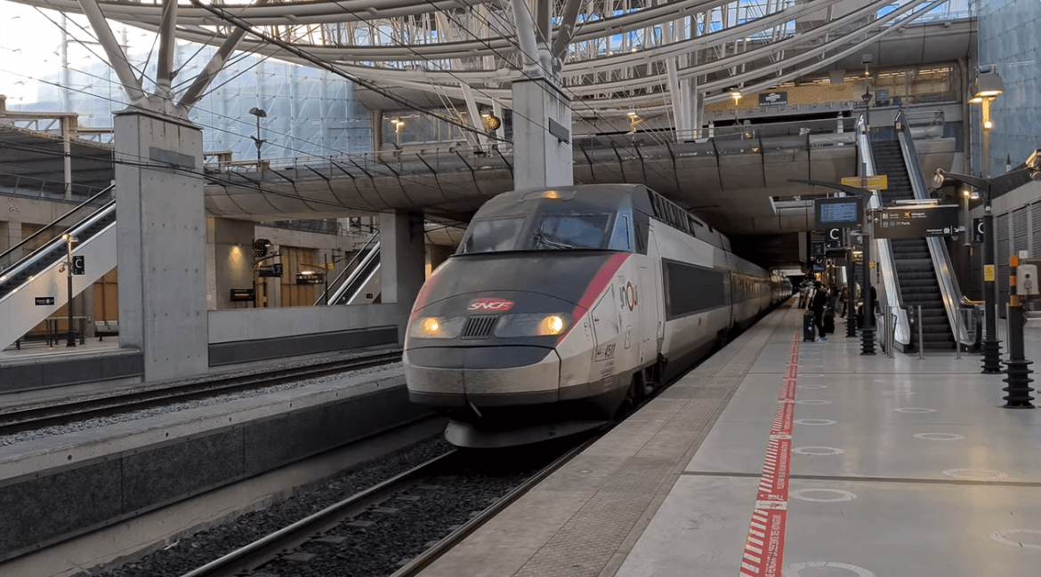 TGV train at Paris-CDG Airport Station, Terminal 2 (©SNCF, Groupe ADP)