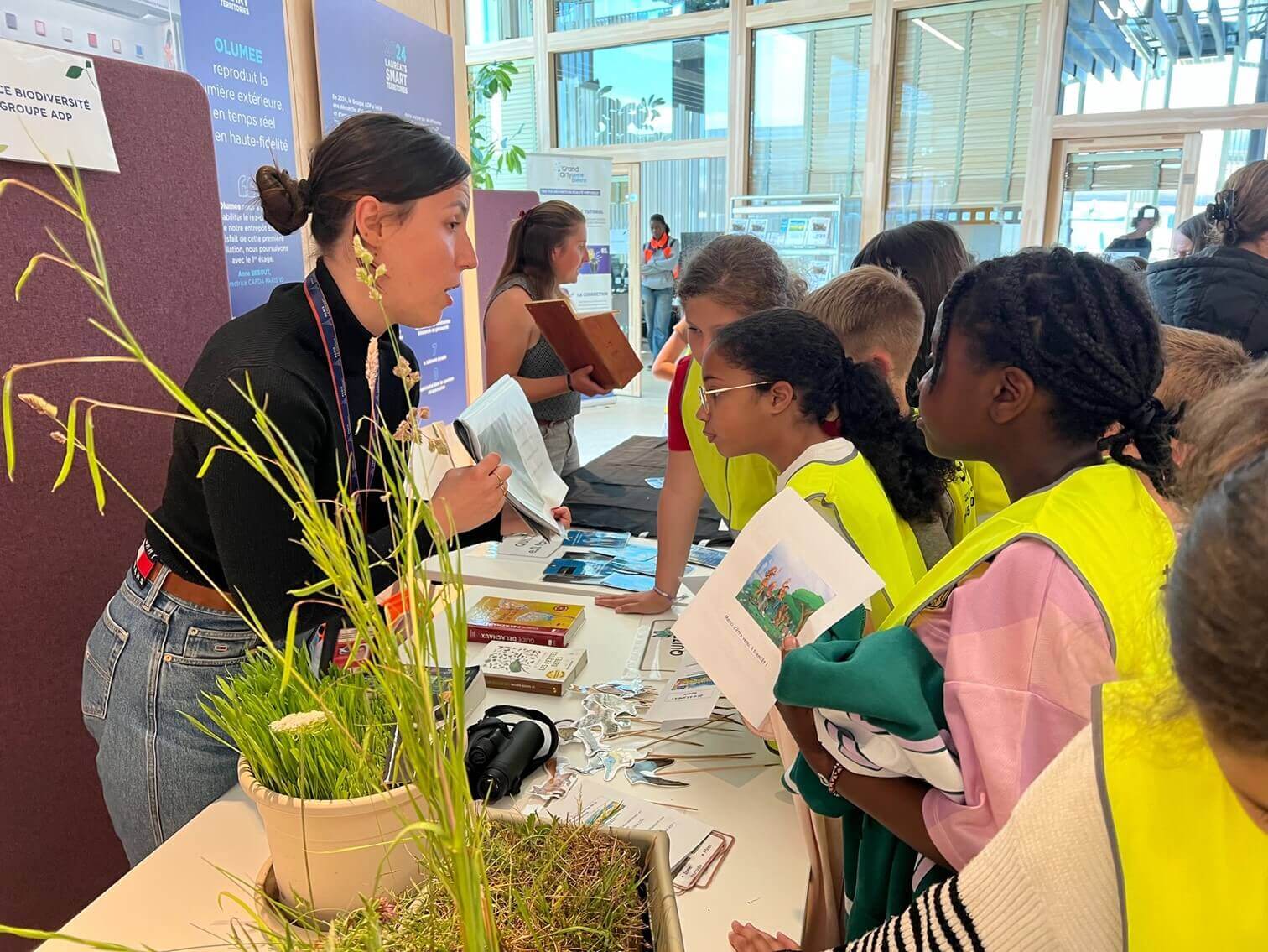 Educational workshop on biodiversity awareness at the Maison de l'Environnement de Paris-Orly