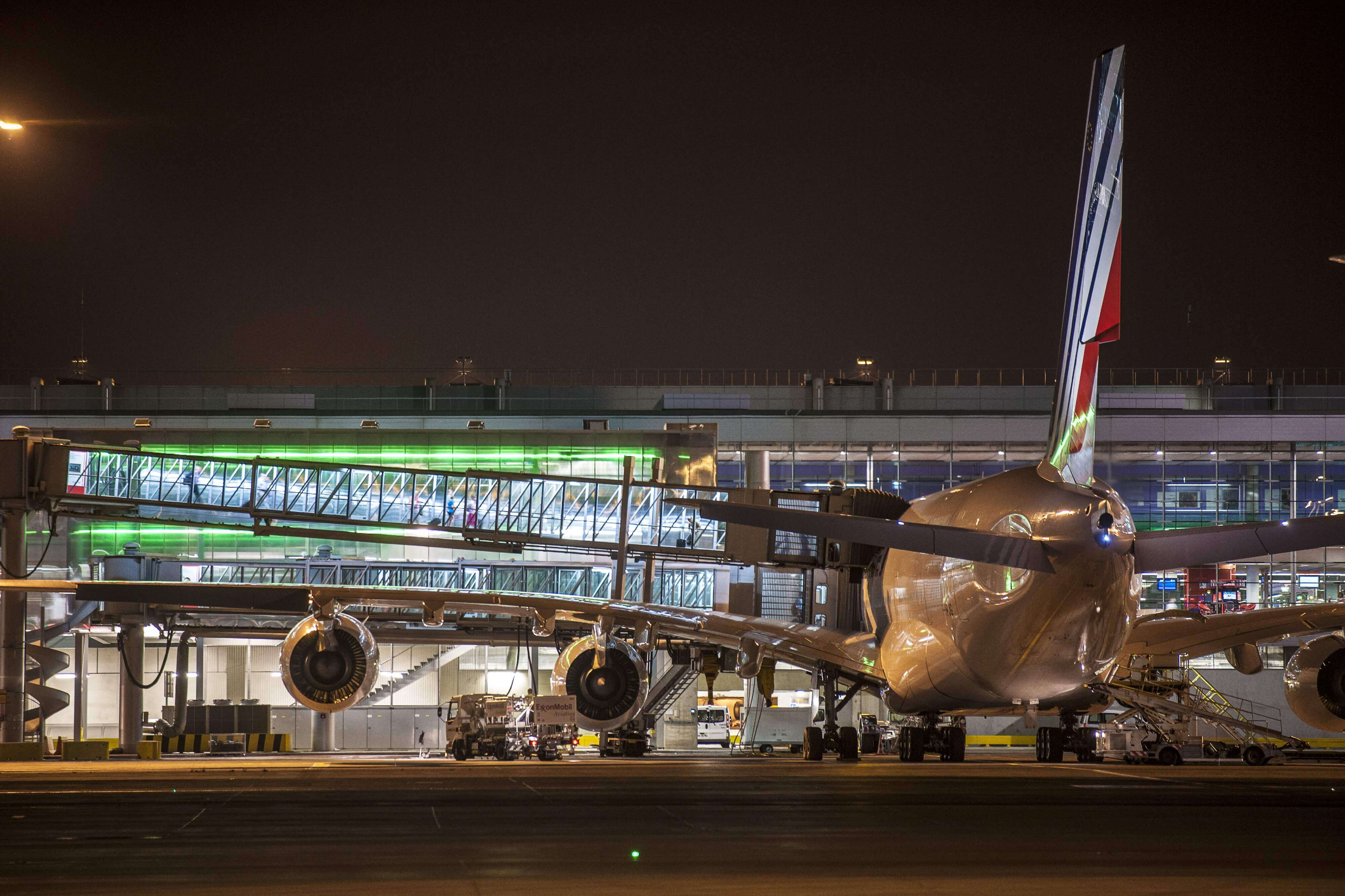 Aircraft parked at Terminal 2E at Paris-Charles de Gaulle (©Groupe ADP, Stroppa Philippe, studio Pons)