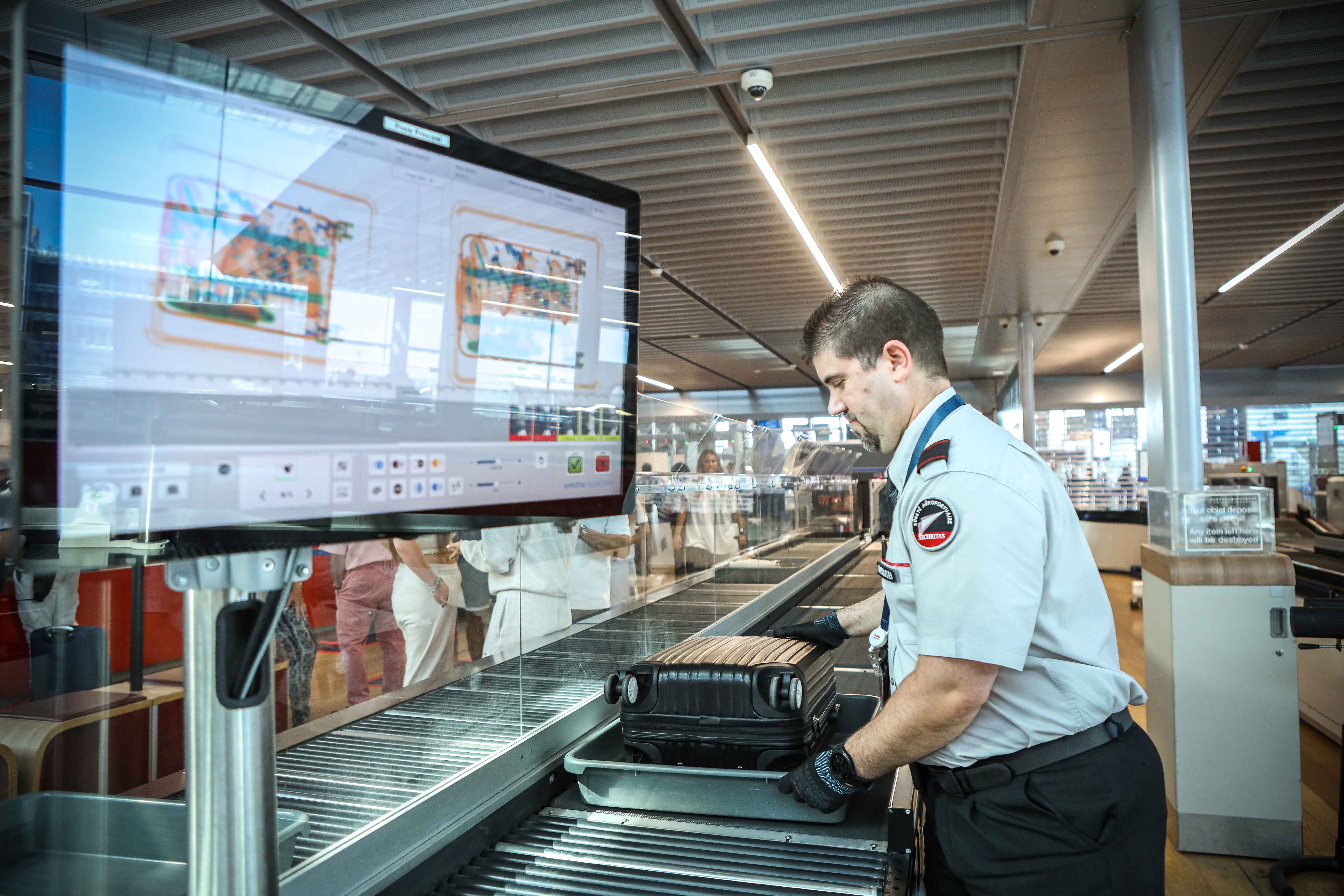 Smiths Detection 3D scanner at Paris-Orly Airport